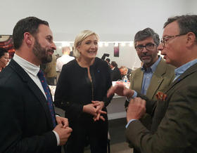 Abascal y miembros de Vox junto a Le Pen