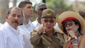 Daniel Ortega y Rosario Murillo junto a Raúl Castro, en esta foto de archivo