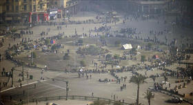 Con las primeras luces de la mañana varias personas comienzan a llegar a la plaza Tahrir, el centro de las protestas en El Cairo, Egipto