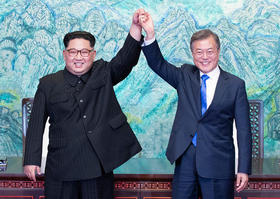 El presidente norcoreano Kim Jong-un y al presidente surcoreano Moon Jae-in