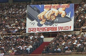 Norcoreanos asisten a una ceremonia para celebrar la potente prueba nuclear realizada por el régimen. Pyongyang, Corea del Norte, 26 de mayo de 2009. (AP)