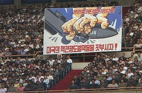 Norcoreanos asisten a una ceremonia para celebrar la potente prueba nuclear realizada por el régimen. Pyongyang, Corea del Norte, 26 de mayo de 2009. (AP) Norcoreanos asisten a una ceremonia para celebrar la potente prueba nuclear realizada por el régimen. Pyongyang, Corea del Norte, 26 de mayo de 2009. (AP)