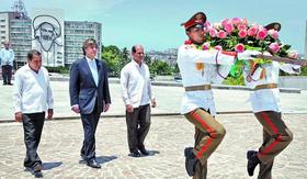 El vicepresidente argentino, Amado Boudou, participa ayer de un homenaje al prócer de Cuba, José Martí, en La Habana. (Fotografía tomada del diario argentino Clarín-PRENSA SENADO.)