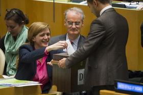 Samantha Power, embajadora de EEUU en la ONU, deposita su voto durante la reunión del Consejo de Seguridad el jueves en la sede del organismo en Nueva York