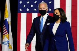 Joe Biden y Kamala Harris durante su primera presentación pública tras conocerse de la selección de la senadora por California para acompañar a Biden en la boleta presidencial