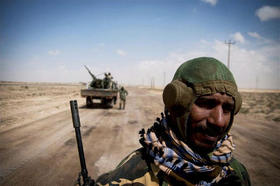 Rebeldes libios armados en una carretera cerca de Brega, Libia