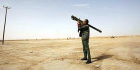 Un rebelde libio apunta con un lanzamisiles en busca de los aviones de Gadafi
