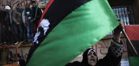 Un manifestante ondea la antigua bandera libia en Bengasi