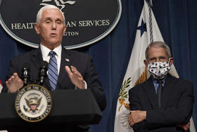 El Dr. Anthony Fauci escucha al vicepresidente Mike Pence durante una conferencia de prensa el 26 de junio de 2020 en Washington