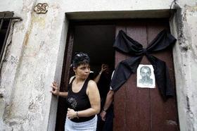 Una imagen del disidente Orlando Zapata Tamayo junto a un crespón de luto, en una vivienda habanera en que se celebró un servicio fúnebre en honor al fallecido opositor. Orlando Zapata Tamayo