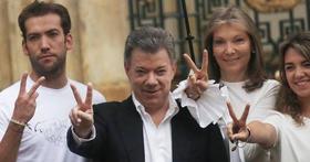 El presidente colombiano Juan Manuel Santos hace el signo de la victoria tras depositar el voto en el referéndum sobre los acuerdos de paz, el pasado 2 de octubre