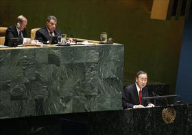 El secretario general de la ONU, Ban Ki-moon (d), se dirige a la Asamblea General de la ONU durante la cual se expulsó a Libia del Consejo de Derechos Humanos (CDH) del organismo internacional ante la represión de las protestas populares por parte del régimen de Muamar el Gadafi