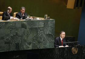 El secretario general de la ONU, Ban Ki-moon (d), se dirige a la Asamblea General de la ONU durante la cual se expulsó a Libia del Consejo de Derechos Humanos (CDH) del organismo internacional ante la represión de las protestas populares por parte del régimen de Muamar el Gadafi. EFE El secretario general de la ONU, Ban Ki-moon (d), se dirige a la Asamblea General de la ONU durante la cual se expulsó a Libia del Consejo de Derechos Humanos (CDH) del organismo internacional ante la represión de las protestas populares por parte del régimen de Muamar el Gadafi