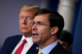 Donald Trump y Mark Esper