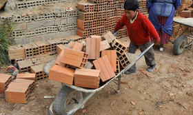 Niño boliviano trabajando en la construcción