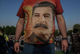 Hombre con camiseta con la imagen de Stalin en la Rusia actual. Hombre con camiseta con la imagen de Stalin en la Rusia actual