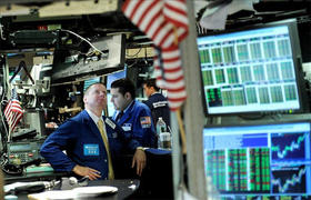 Corredores de bolsa observan de sus ordenadores durante la jornada bursátil en La Bolsa de Valores de Nueva York, en esta foto de archivo. EFE