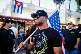 Enrique Tarrio durante una manifestación en el Versailles, Miami
