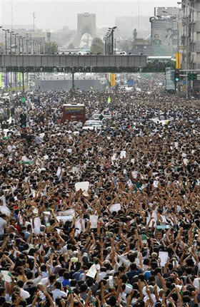 Seguidores del reformista Hossein Mousavi protestan en Teherán. Irán, 15 de junio de 2009. (AP)