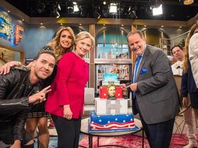 Hillary Clinton en El Gordo y La Flaca con los presentadores del programa, Raúl de Molina (der.) y Lili Estefan, y el cantante Prince Royce (izq.)