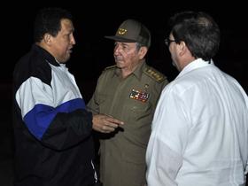 Hugo Chávez y Raúl Castro en el Aeropuerto Internacional José Martí. Foto publicada por el diario Granma. Foto publicada por el diario Granma