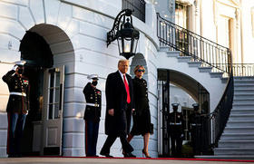 El ahora expresidente Donald Trump abandona la Casa Blanca el pasado 20 de enero, acompañado de la entonces primera dama, Melania Trump