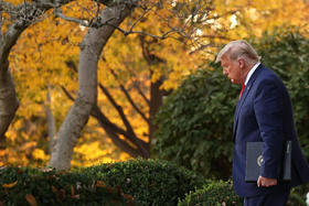El presidente Donald Trump rumbo al Jardín de las Rosas en la Casa Blanca, el 3 de noviembre de 2020