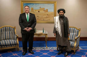 El entonces secretario de Estado, Mike Pompeo, y Abdul Ghani Baradar, cofundador del Talibán en Afganistán, se reunieron en septiembre de 2020 en Doha