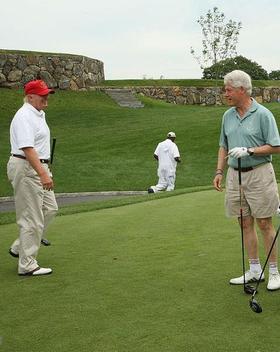 Donald Trump y Bill Clinton jugando golf