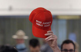 Gorra con lema de la campaña política de Trump