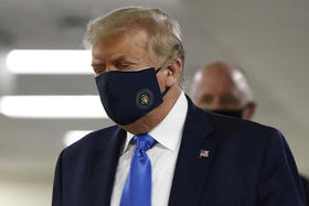 Trump con mascarilla