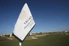 En esta foto del 20 de diciembre de 2016 se ve una bandera en un campo bordeado de fincas en el Trump International Golf Club, en Dubái, Emiratos Arabes Unidos