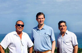 Eric Trump (centro) posa con Ricardo y Fernando Hazoury. La familia Hazoury está urbanizando el proyecto Cap Cana en el extremo oriental de República Dominicana
