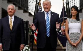 El presidente estadounidense Donald Trump junto al secretario de Estado, Rex Tillerson, y la embajadora de EEUU en Naciones Unidas, Nikki Haley, en su club de golf en Bedminster, New Jersey