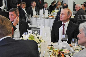 Vladimir Putin y Michael Flynn en diciembre de 2015