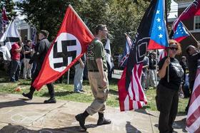 Manifestante con una bandera nazi en Charlottesville, Virginia