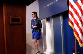 Hope Hicks camina hacia su asiento antes del comienzo de la reunión diaria con la prensa en la Casa Blanca el 14 de febrero de 2017