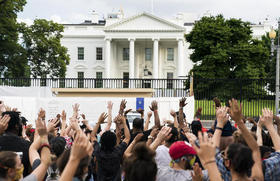 Manifestación frente a la Casa Blanca por la muerte de George Floyd