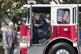 El presidente Donald Trump es visto en el interior de un camión de bomberos de Wisconsin, mientras participa en la presentación de productos Made in America en la Casa Blanca, en Washington el lunes 17 de julio de 2017