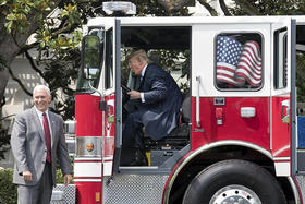 El presidente Donald Trump es visto en el interior de un camión de bomberos de Wisconsin, mientras participa en la presentación de productos Made in America en la Casa Blanca, en Washington el lunes 17 de julio de 2017