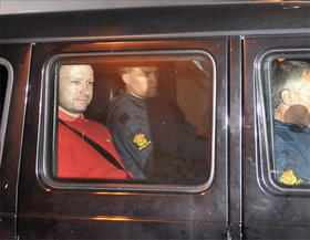 El presunto autor de los atentados de Oslo, Anders Behring Breivik, sale de los juzgados de esta ciudad Noruega, tras declarar ante el juez 