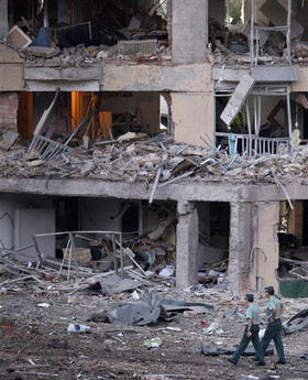 Daños provocados por el coche bomba de ETA en la casa cuartel de la Guardia Civil. Burgos, España, 29 de julio de 2009. (AP) Daños provocados por el coche bomba de ETA en la casa cuartel de la Guardia Civil. Burgos, España, 29 de julio de 2009. (AP)