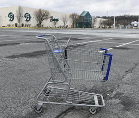 Un carrito de supermercado en un estacionamiento vacío junto a un centro comercial cerrado por coronavirus en Pottsville, Pennsylvania