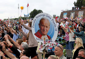 Imagen del papa Juan Pablo II mientras una multitud recibe al papa Francisco en el santuario de Jasna Góra, en Częstochowa, Polonia, 28 de julio de 2016