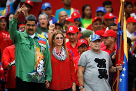 El presidente venezolano Nicolás Maduro y su esposa, Cilia Flores, junto al exfutbolista Diego Armando Maradona