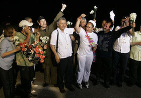 Los rehenes liberados por las FARC celebran junto a miembros de la misión humanitaria y a la senadora Piedad Córdoba (al centro). Colombia, 1 de febrero de 2009.