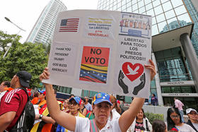 Venezolanos protestan a las afueras del consulado en Miami