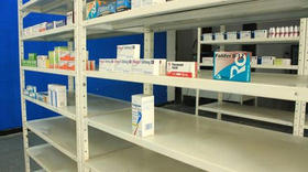 Estantes de una farmacia en Venezuela