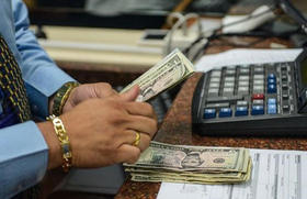 El uso del dólar es cada vez más común en Venezuela. El uso del dólar es cada vez más común en Venezuela