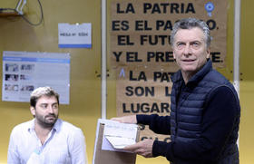 El presidente argentino Mauricio Macri vota en Palermo durante las elecciones legislativas de 2017